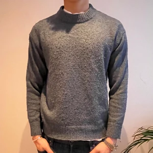 Stickad tröja  - Skön och basic tröja. Bättre kvalité än vad det ser ut på bilden.