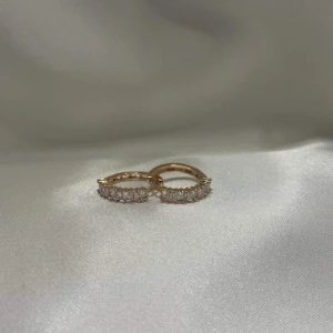 Cassia hoops 18 k - Material: rostfritt stål samt 18 k guldpläterad 