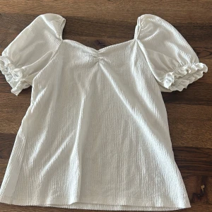 Blus  - Säljer en fin blus från vero Moda eftersom jag har tröttnat på den 