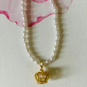 Pärlhalsband ställbart krona guld - Nytt Sött pärlhalsband med krona och en kristall inuti kronan. Pärlemor vitt/guld