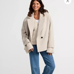 En beige vårjacka  - Superfin beige skepparkavaj köpt på Lindex. 