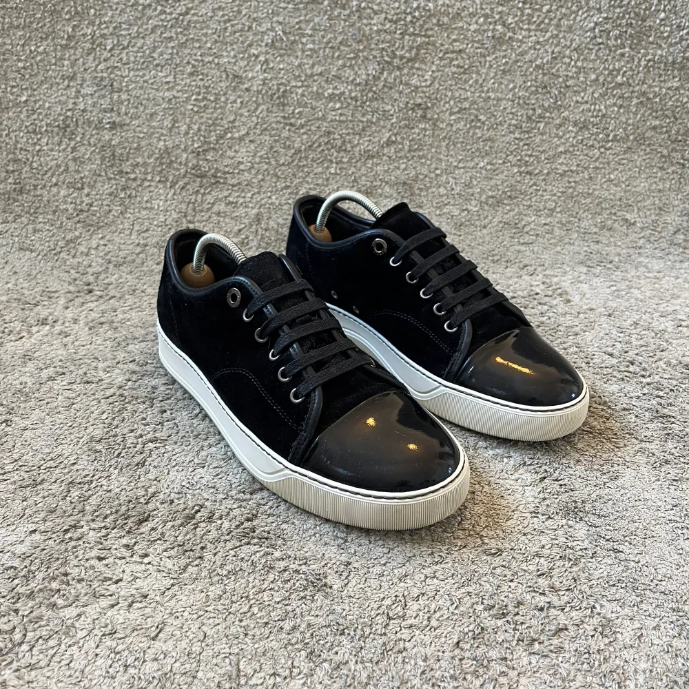 Säljer dessa riktigt snygga Lanvin sneakers i färgen svart. Storlek 40-41 (UK 5). Skicket på skorna är 9/10, som nya. Nypris 4500. Dustbag & kvitto medföljer. Hör av dig vid frågor eller funderingar// elegancecloset.. Skor.