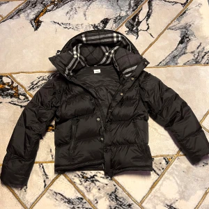 Burberry jacka/väst - Hej har denna jackan som är perfekt till våren. Sen så kan man även ta av ärmarna så det blir en väst. Perfekt vår/sommar plagg. Skicket är helt nytt