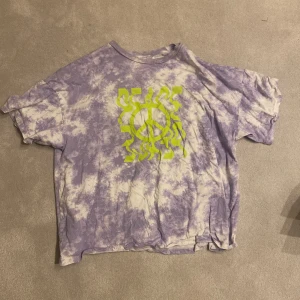 Cool T-shirt - Cool lila/vit T-shirt!❤️