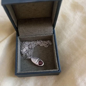 Maria Nilsdotter ”love pill” halsband  - Skit snygg halsband från Maria Nilsdotter som tyvärr inte säljs längre. Säljer då jag inte får så mycket användning av den längre tyvärr då jag har mer guld än silver. Är i längd 40 