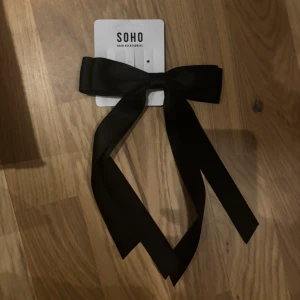 Svart superfin rosett - Superfin svart rosett! som på första bilden fast i svart, se andra bilderna, helt ny med spänne därbak!!