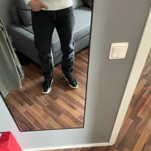 H&M jeans - Säljer dessa jeans från H&M. Skick 9/10. Passform: relaxed. Skriv om funderingar!