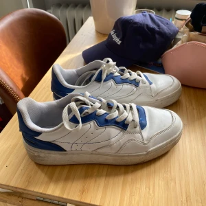 Sneakers - Super snygga sneakers från zara, säljer då jag rensar och tyvärr måste göra mig av med saker💞