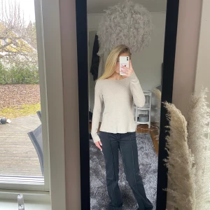 Långärmad tröja  - Fin långärmad tröja med fint stickat mönster  I fint skick och inga skavanker vad jag kan se  I storlek xs alltså 34