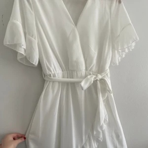 Volangklänning - Säljer denna söta vita sommarklänningen med volang💓 