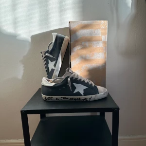 Golden Goose - Galet feta och unika Golden Goose som är helt perfekta inför sommaren. Skorna är helt oanvända och enbart testade en gång inomhus. Box tillkommer. Tveka inte att kontakta om minsta intresse!