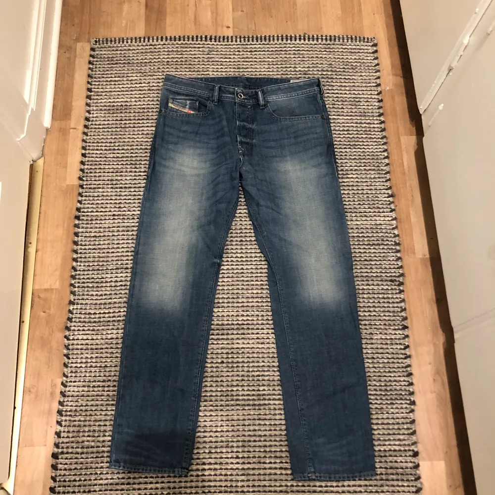 Diesel jeans-Mycket bra skick utan defekter-Storlek W32 L30-kolla gärna plaggen i min profil-Dma om du har några funderingar . Jeans & Byxor.