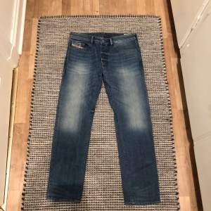 Diesel jeans-Mycket bra skick utan defekter-Storlek W32 L30-kolla gärna plaggen i min profil-Dma om du har några funderingar 