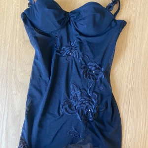 Top med blommor från La senza - Jätte gullig underklädestopp från la senza. Säljer för den inte passar mig Ser blå ut på bilderna men är svart i verkligheten🌸 Strl S/M