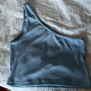 Blå topp - Enärmad blå topp storlek s Frakt ingår ej! Tror den är köpt på Cubus!
