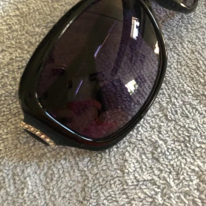 Solglasögon  - Ett par svarta solglasögon för kvinna.  De är använda så priset är lågt.  Pris 29kr