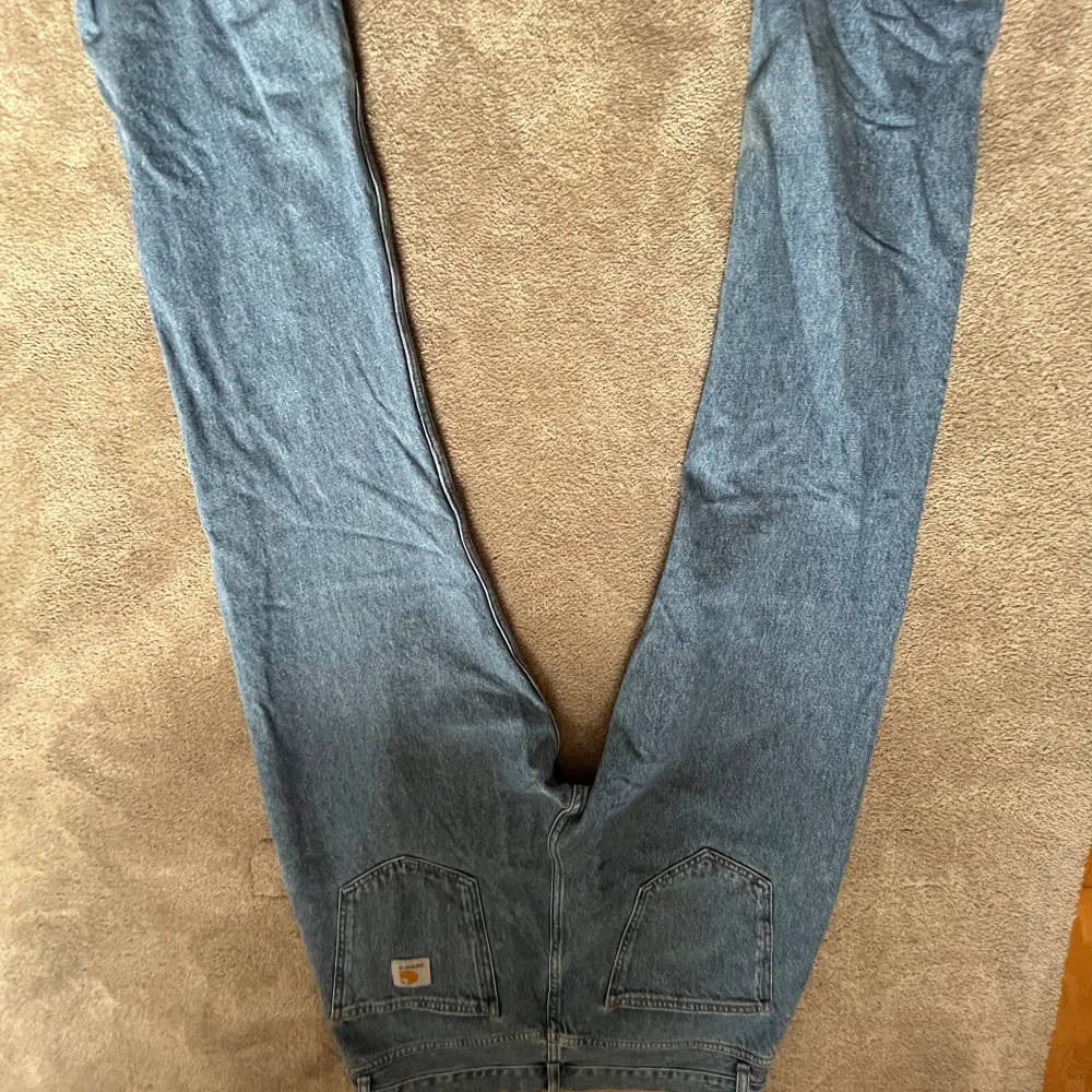 Säljer dessa jeansen från carhartt.  Det finns inga fel med dem då dem sällan används. Dem har en lös passform med storlek 33x32 Nypris: 1 100kr Dm för frågor.. Jeans & Byxor.