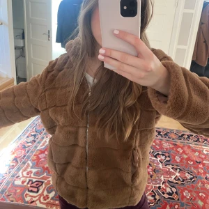 Pälsjacka - Kort päls-liknande jacka köpt second hand! 🤎🤎❣️