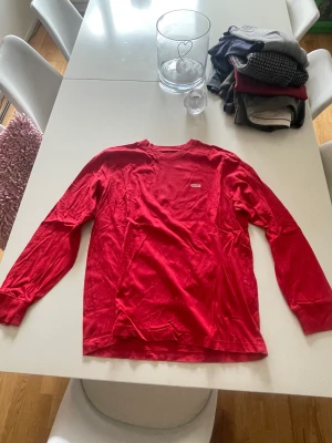 Supreme långärmad tröja - Säljer en skön supreme tröja. Använd ca 1 gång.  Nypris ca 2000