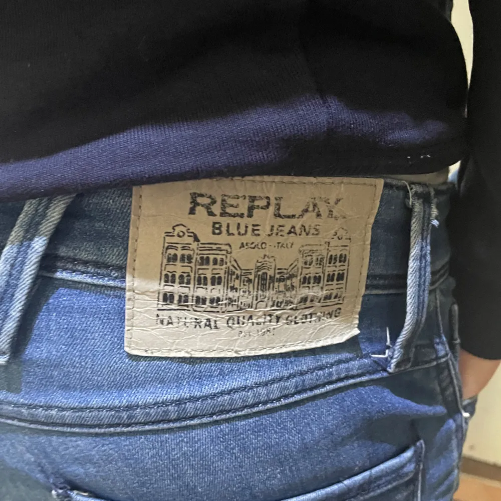 Säljer nu dessa riktigt populär replay jeans i 28/32, skicket är 8-9/10 och nypris på dessa är runt 1200kr, mitt pris 350. Jeans & Byxor.