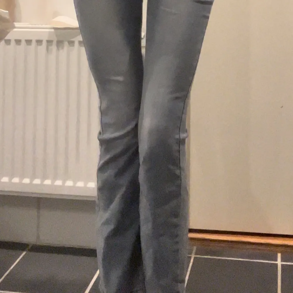 Så fina ljusblå Lågmidjade bootcut jeans, aldrig använda då dom är för korta på mig som är 172cm! 💗 Midjemått: 35cm Innerbenslängd: 75cm. Jeans & Byxor.