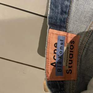 Säljer ett par sköna acne jeans.  Nypris ca 2200:- 