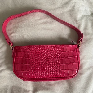 Rosa väska  - Tryck gärna på ”köp nu” för billig o språbarfrakt 🥰 Axelremsväska i krokodilmönster, knappt använd så i toppskick. Har exakt likadan i 3 färger (kolla min profil för bilder) köp alla 3 för 30kr eller en för 15kr
