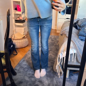 Lågmidjade jeans  - Super snygga lågmidjade jeans från L.e.i. I storlek 7 short de passar mig super bra som är storlek 26/28. Jätte sköna och super bra kvalite, köptes second hand. Pris kan diskuteras❤️ 38 i midjan och 75 i benen