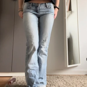 Bootcut jeans - Ett par jättesnygga bootcutjeans. Midjemått tvärs över: 36 cm innerbenslängd: 80 cm💗