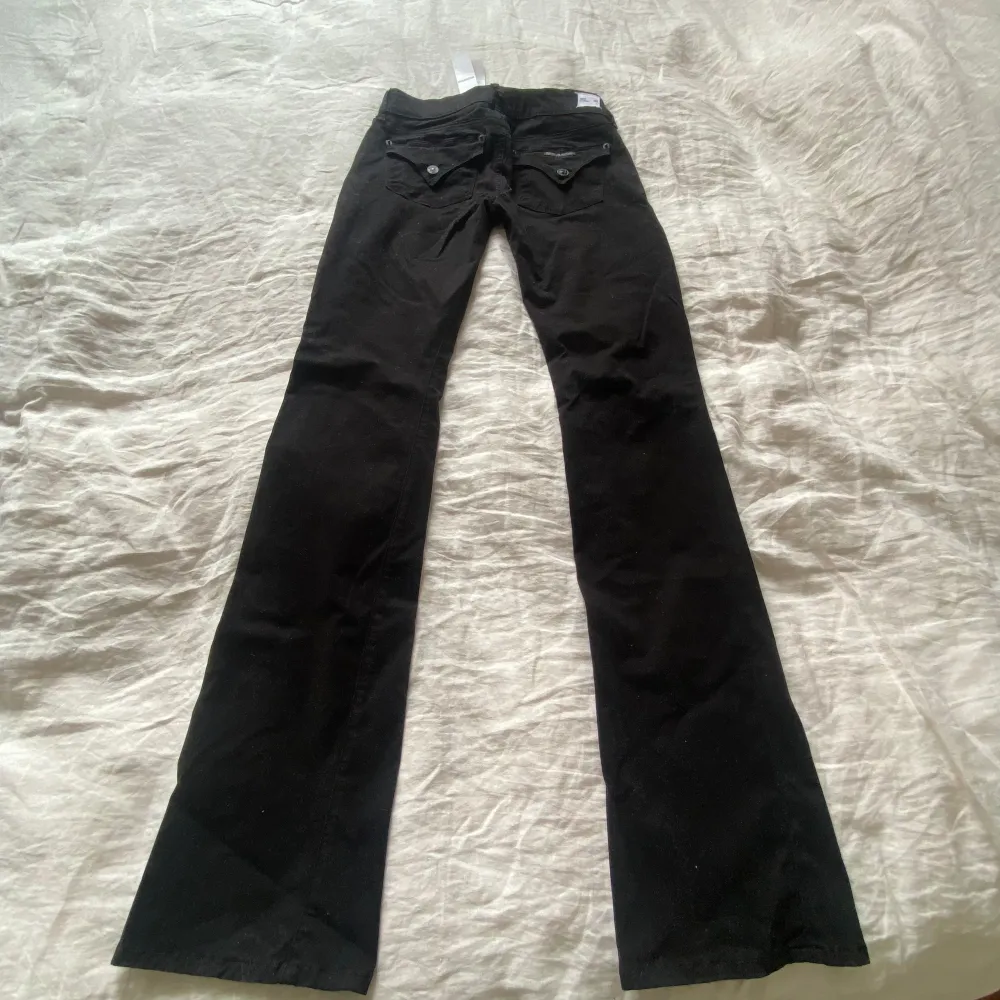 Svarta lågmidjade jeans/byxor i lite sammet aktigt material😍🔥 säljer då de ej passar mig tyvärr ❗️MÅTT: 38cm midja, 84cm innerben. Jeans & Byxor.