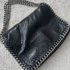 Liten tiamo väska - Väskan är köpt på plick för något år sedan. Den är i bra skick på utsidan men lädret på insidan är lite nött. Skriv för fler bilder💗