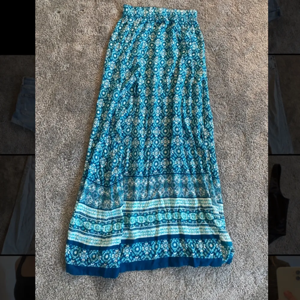 Säljer denna söta kjol i storlek S. Sparsamt använd med två splittar längst fram💕. Kjolar.