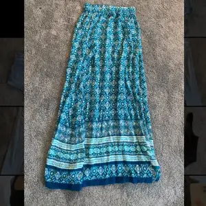 Säljer denna söta kjol i storlek S. Sparsamt använd med två splittar längst fram💕