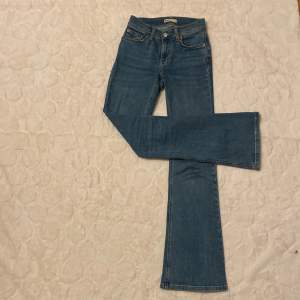 Low waist jeans från Gina💕Säljer dom då de it passar längre. Midjemått rakt över 33cm och innerbenslängd 79cm❣️Kontakta gärna vid frågor elr fler bilder❤️