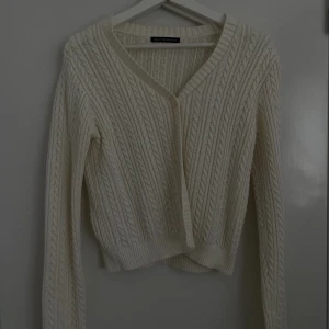 Stickad kofta - Stickad kofta från brandy Melville, skulle säga storlek s-m. Har en liten fläck men den syns inte så mycket. 