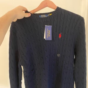 Stickad ralp lauren tröja - En mörkblå stickad tröja från Ralph Lauren 