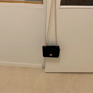 Svart h&m väska  - Har använt några gånger, ganska bra skick.