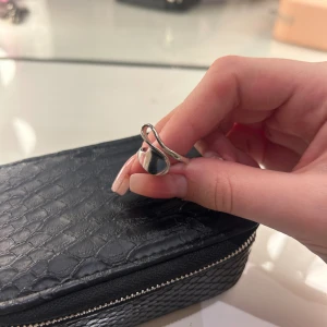 Ring - Nu säljer jag min ring ifrån Olympia ringa köpt för ungefär 100kr och säljer nu för 50kr aldrig andvänd så super fint skick. Ringen är justerbar ( köparen står för frakt)