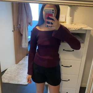 Lila tröja från BikBok - Fin lila / plommon färgad tröja i mjukt material från BikBok, strl S. Knappt använd i väldigt fint skick, lite utsvängda armar
