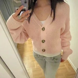 Rosa kofta  - Stickad kofta i en jätte gullig rosa färg, på andra bilden ser koftan lite grå ut. Endast använd 1 gång, storlek xs men passar S❤️