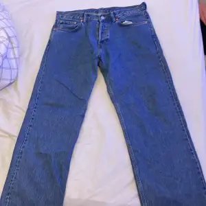 Säljer mina weekday jeans, den har en flottfläck på 3 bilden, modellen space relaxed straight jeans. Midja 32, längd 30