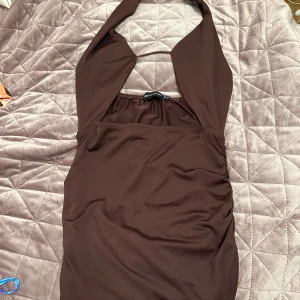 Klänning från Plt (Pretty Little Thing) - Denna klänningen är ganska kort. Jag har använt den som en topp, men det går också att ha den som en kort klänning. Väldigt stretchig.