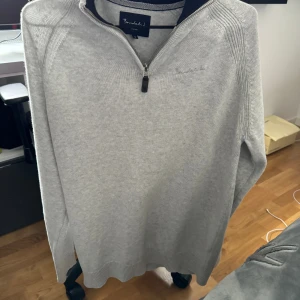 Bondelid cardigan - Grå cardigan Använd 2 gånger endast Storlek S