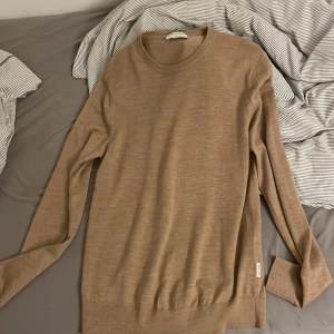 Tiger of sweden merinoull tröja - Tja säljer denna skit snygga merinoull tröja från tiger of sweden skick är 9/10 använd 4 gånger och tycker själv den e jätte skön är 174 och passar perfekt ny pris e 1600