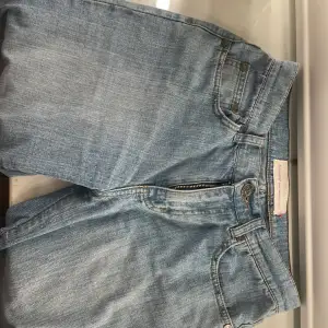 As snygga lågmidjade jeans som jag tyvärr inte vet var dom är ifrån och säljer dom för dom inte passar💗