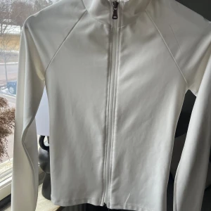 Full zip top - Superskön full zip top från Nelly, använd endast en gång på afterskitema! Nypris (349kr)