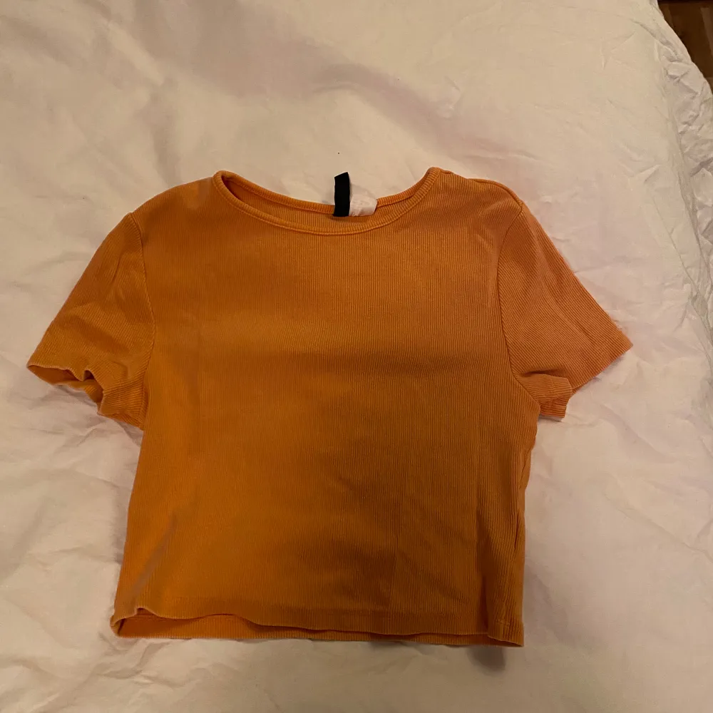 Orange croppad t-shirt från hm. T-shirts.