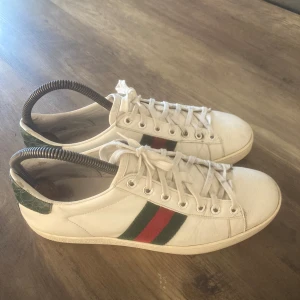 Gucci ace skor| 38 - Hej, säljer dessa jätte fina Gucci ace skor i storlek 38 men passar 39 fint grön/röda inget og följer med tyvär skick 7,5/10 mycket liv kvar i skorna dm vid funderingar och andra frågar!