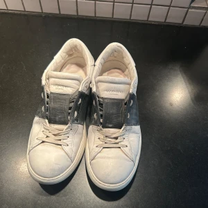 Valentino open strl 41 - Tja säljer ett par valentino opens i färgen svart vit strl 41 Cond: 5/10 därav priset Inget og. Mitt pris 1199kr Bara höra av dig vid eventuella frågor