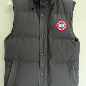 Canada Goose väst - Äkta Canada Goose väst använd i ungefär ett år, har ej kvitto då jag köpte den här på plick. Det är bara att fråga om du vill ha fler bilder. Modellen är Garson. Billig då jag inte har någon användning av den. 